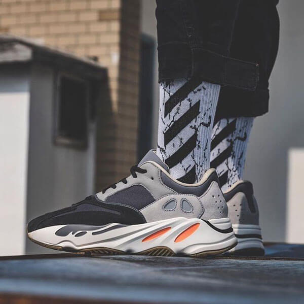 【アディダス】激レア ☆ 入手困難 超限定 Yeezy Wave Runner 700コピー OG  FV9922