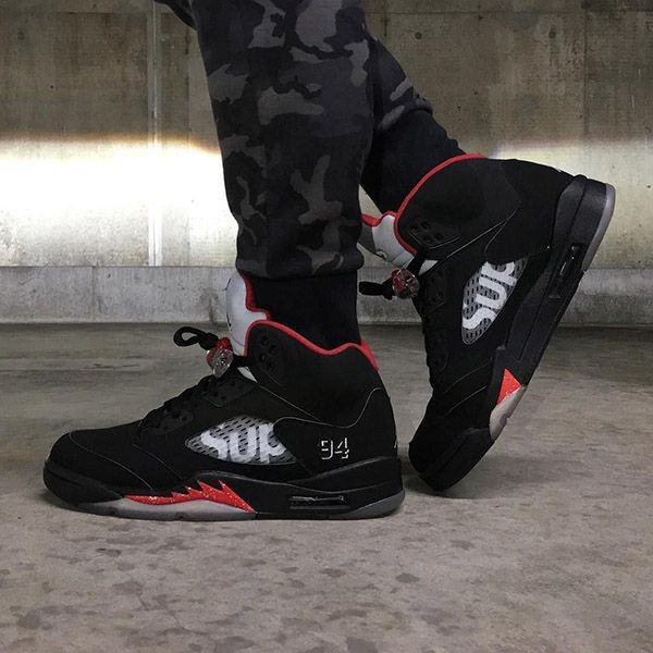 追跡有配送！シュプリーム x ナイキコラボ AIR JORDAN 5 RETRO Black 824371 001